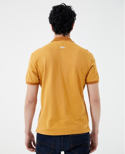 Camiseta tipo polo con cuello y puños tono a tono para hombre