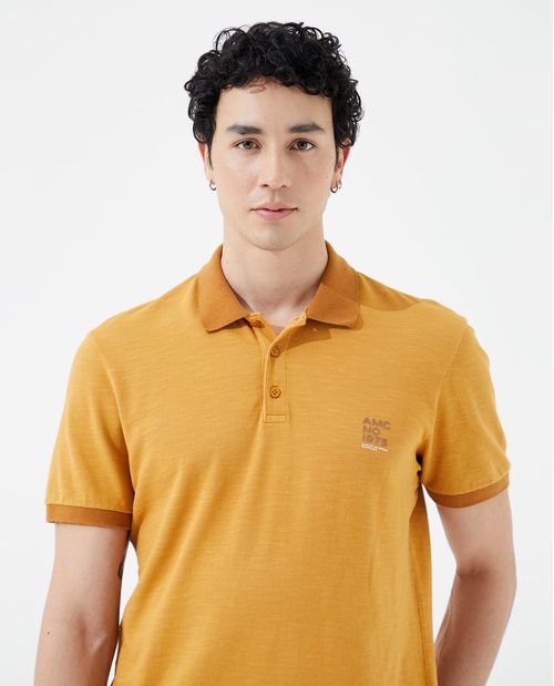 Camiseta tipo polo con cuello y puños tono a tono para hombre