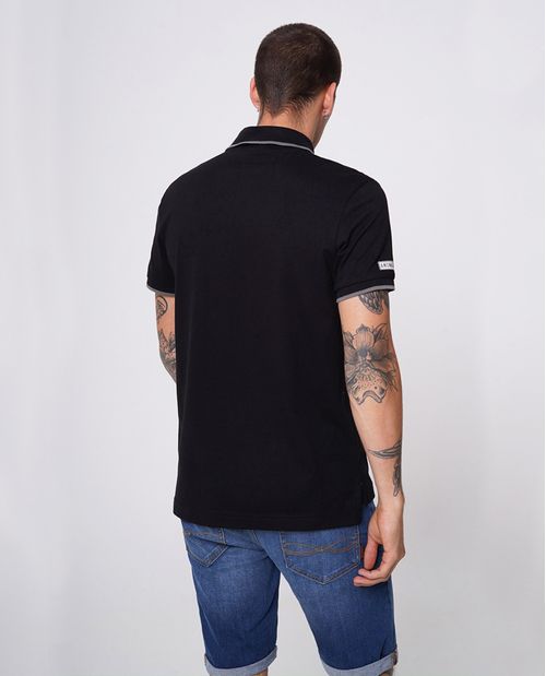 Camiseta tipo polo con líneas en contraste para hombre