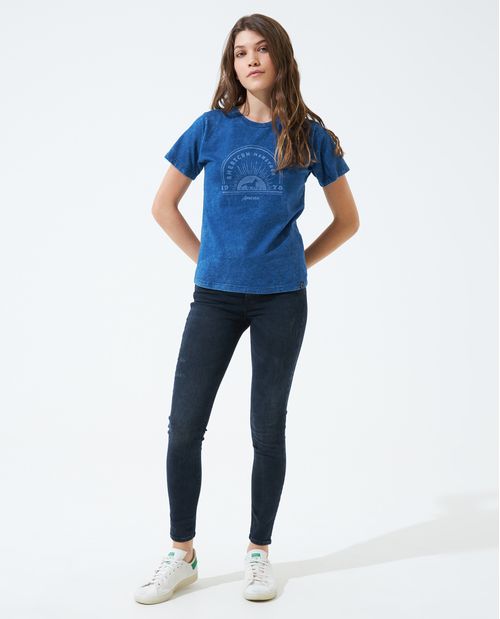 Camiseta azul estampada, para mujer