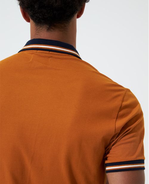 Polo con diseño en el pecho y líneas en la manga para hombre