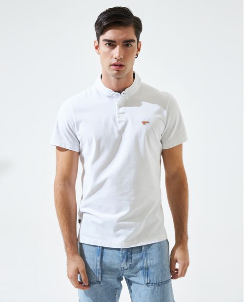 Polo con diseño de líneas en el cuello para hombre