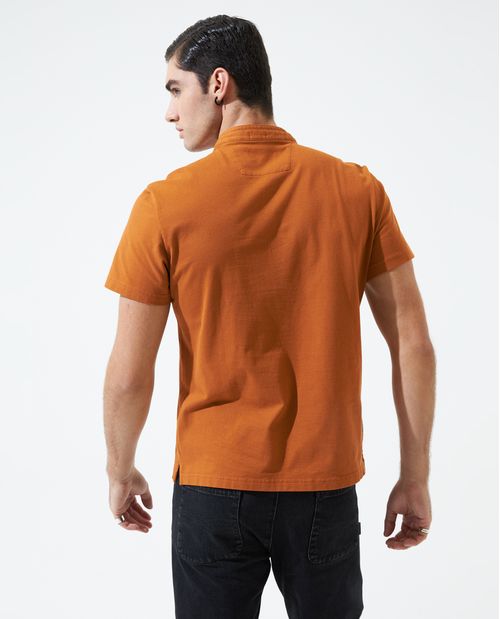 Polo con diseño de líneas en el cuello para hombre
