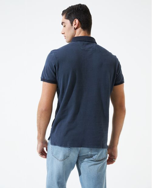 Polo con diseño en botones, líneas en cuello y mangas, para hombre