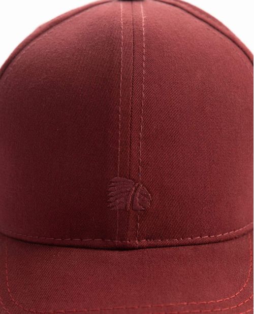 Gorra para hombre con indio bordado a tono