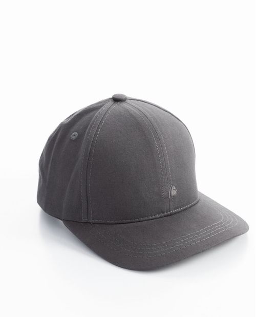 Gorra para hombre con indio bordado a tono
