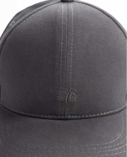 Gorra para hombre con indio bordado a tono