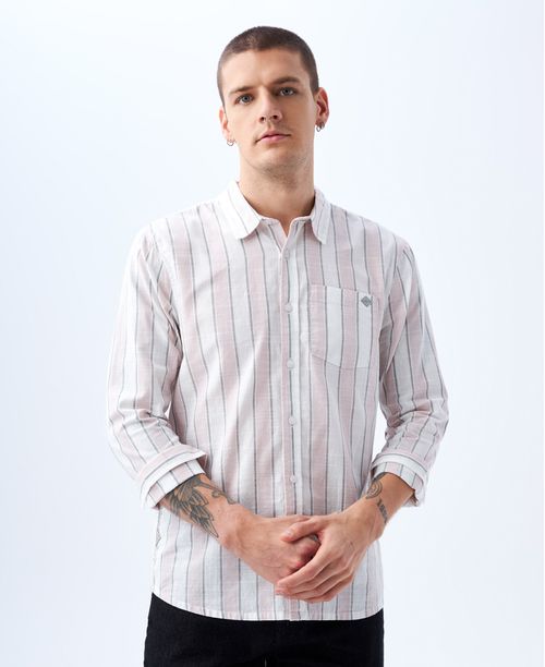 Camisa con diseño a rayas para hombre