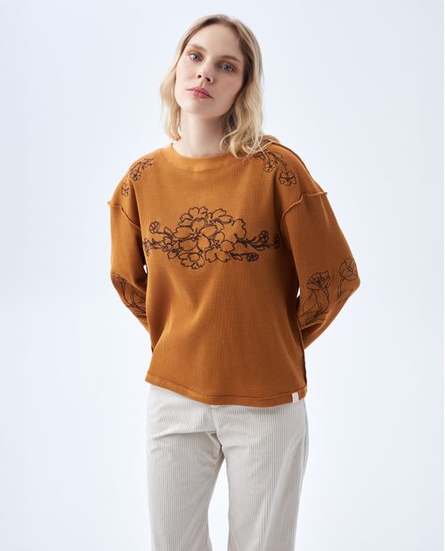 Camiseta con detalles de bordado para mujer
