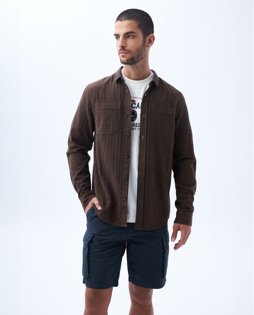 Camisa con bolsillos de parche para hombre