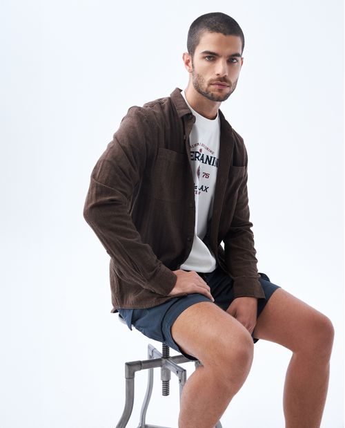 Camisa con bolsillos de parche para hombre