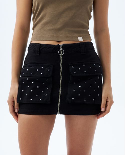 Falda corta bolsillos y taches para mujer