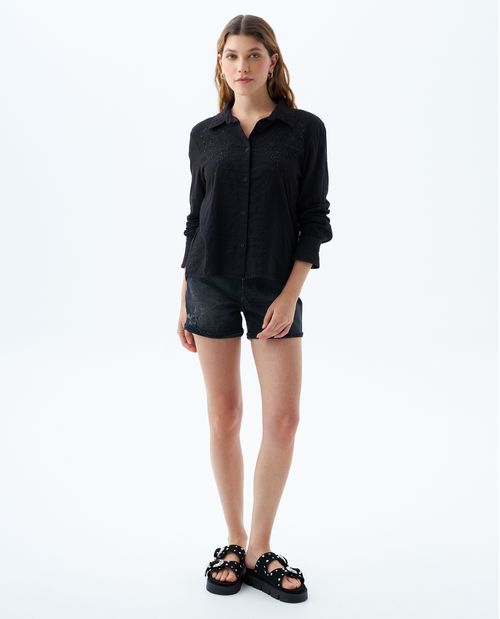 Camisa con detalles bordados y tela especial para mujer