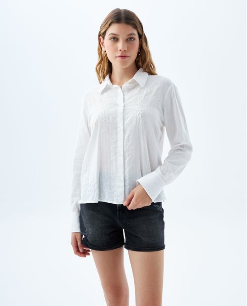 Camisa con detalles bordados y tela especial para mujer