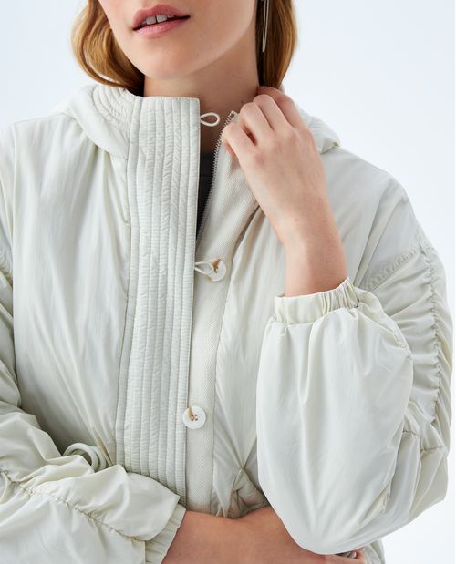 Chaqueta con recogidos y capucha para mujer
