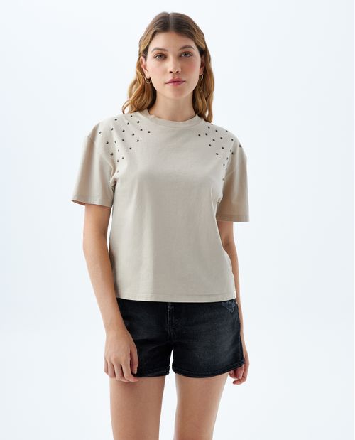 Camiseta con tela de brillo y taches para mujer