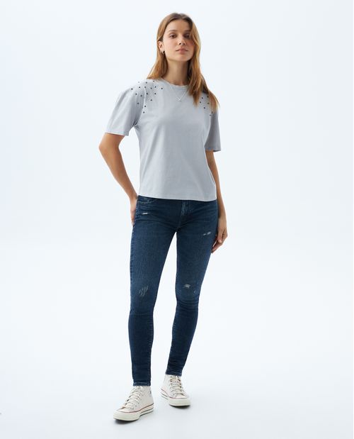 Camiseta con tela de brillo y taches para mujer