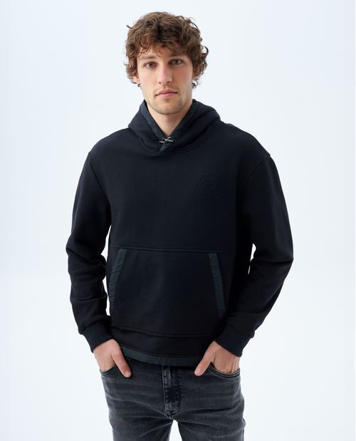 Buzo tipo hoodie con detalles en tela al contraste para hombre