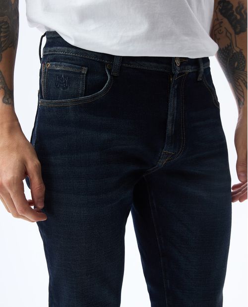 Jean Slim tono oscuro con desgastes para hombre