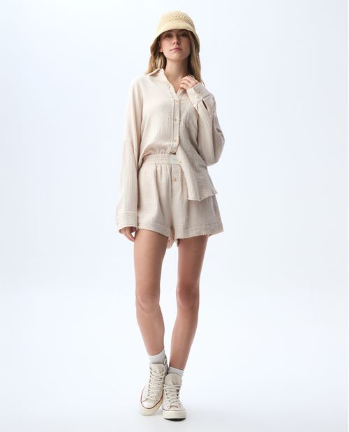 Short con pretina elástica y tela texturizada para mujer