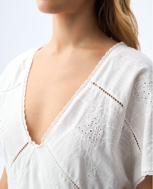 Vestido corto con detalles bordados para mujer