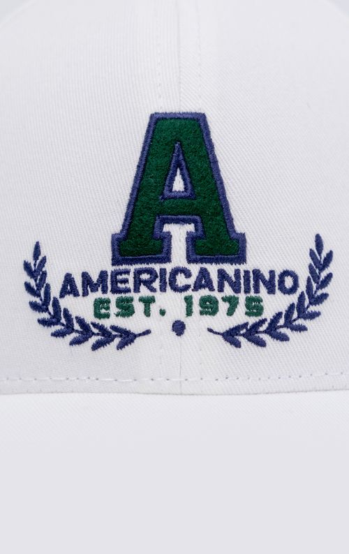 Gorra con bordado en frente y lateral para hombre