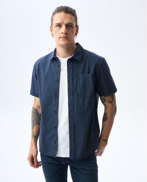 Camisa manga corta con bolsillo de parche para hombre