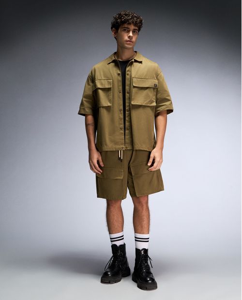 Camisa oversize con bolsillos de tapa para hombre