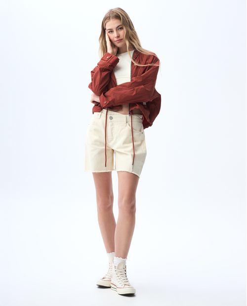 Short tipo bermuda con pretina asimétrica para mujer