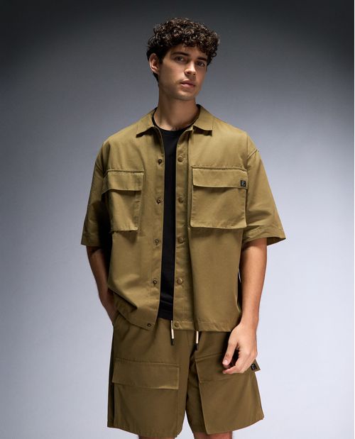 Camisa oversize con bolsillos de tapa para hombre