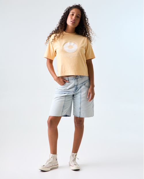 Camiseta estampada con costuras expuestas para mujer
