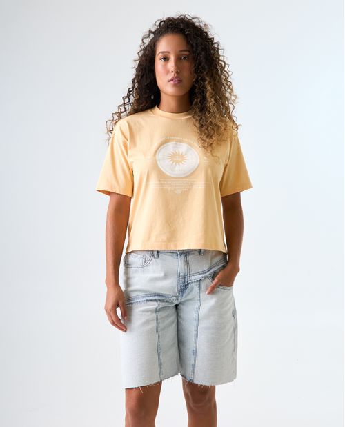 Camiseta estampada con costuras expuestas para mujer
