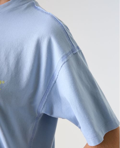 Camiseta estampada con costuras expuestas para mujer