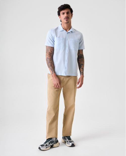 Camisa cuello sport con doble bolsillo para hombre