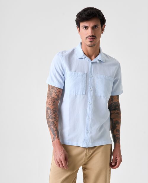 Camisa cuello sport con doble bolsillo para hombre