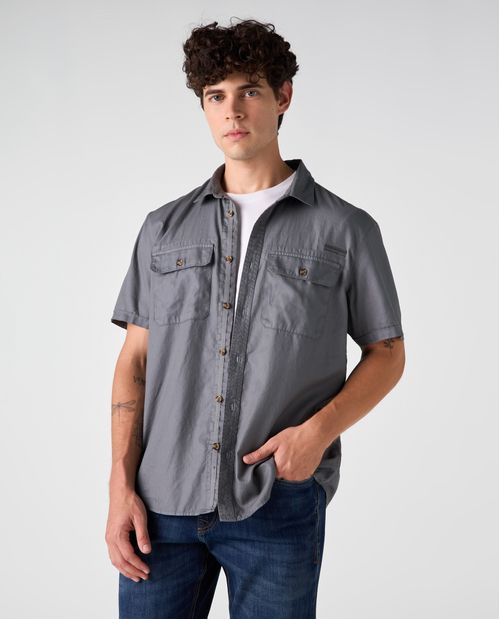 Camisa tipo cargo con aplique bordado para hombre