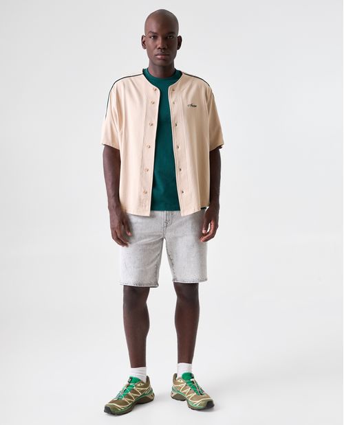Camisa manga corta tipo varsity para hombre