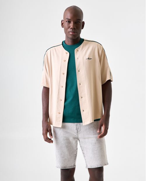 Camisa manga corta tipo varsity para hombre