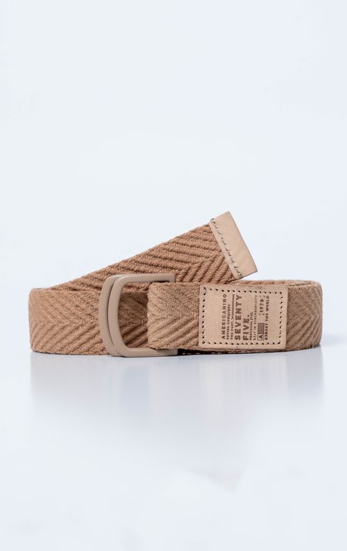 Correa con detalle en cuero repujado para hombre