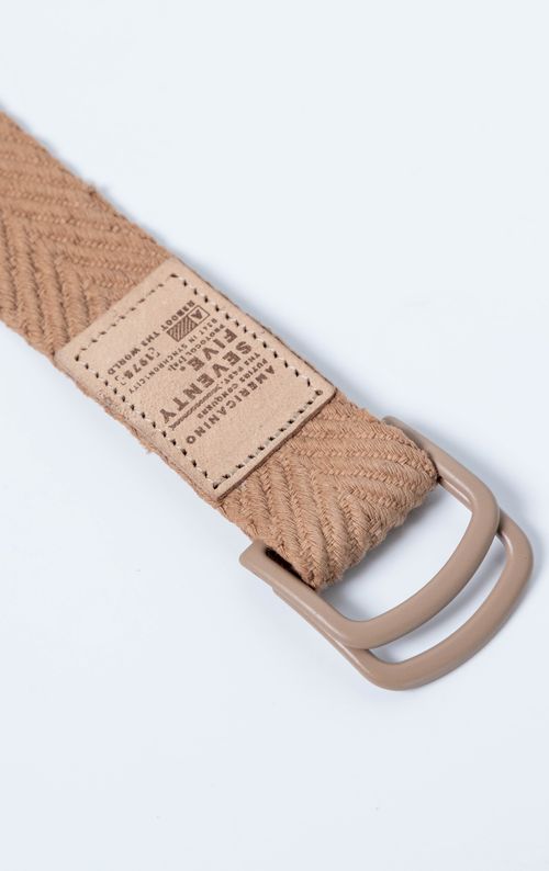 Correa con detalle en cuero repujado para hombre