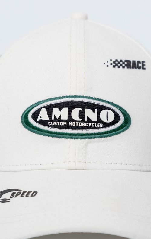 Gorra seis cascos con apliques decorativos para hombre