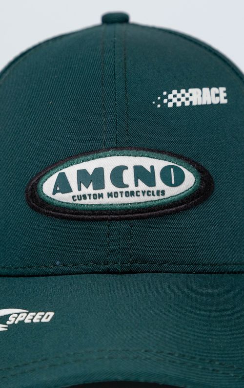 Gorra seis cascos con apliques decorativos para hombre