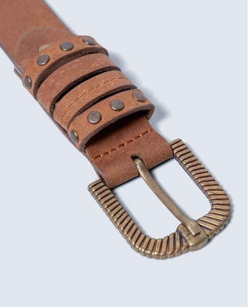 Cinturón delgado en cuero negro acabado mate