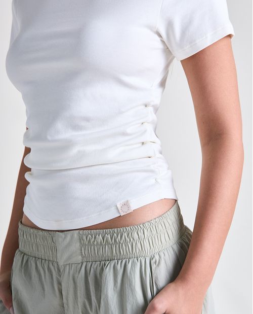 Camiseta corte slim manga corta cuello redondo para mujer