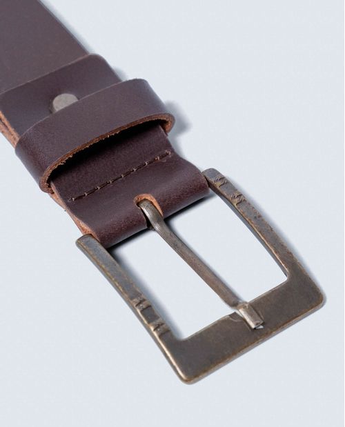 Cinturón recto en cuero clásico con costuras contrastantes