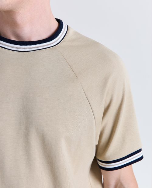 Camiseta detalles en contraste manga corta cuello redondo para hombre